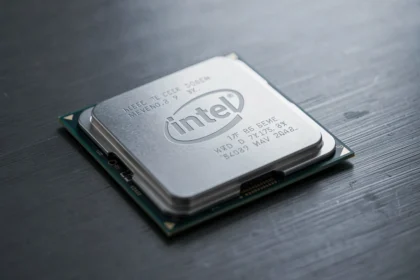 Gros plan sur un processeur Intel haute performance posé sur une surface en aluminium brossé sombre